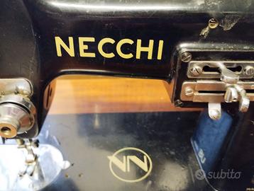 Macchina da cucire vintage Necchi BU con mobile