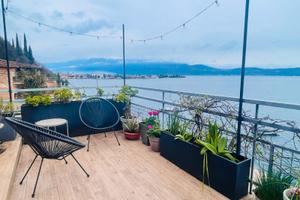 Open space vista lago con spiaggia privata