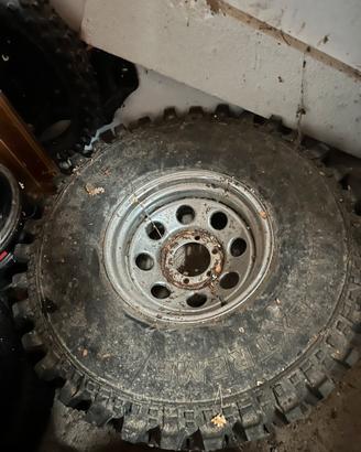 Gomma e cerchio 9.00 r16 allacco 6 fori