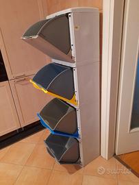 Contenitori raccolta differenziata.