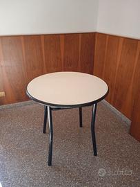 Tavolo tondo in ferro e compensato