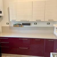 Cucina moderna con elettrodomestici