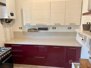 Cucina moderna con elettrodomestici