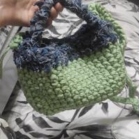 Borsa intrecciata a mano con manico in denim 