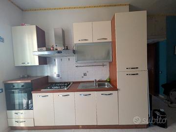 Cucina completa usata con elettrodomestici 