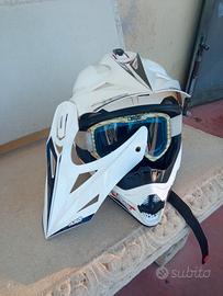 Casco con doppia visiera e occhiali 