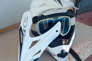 Casco con doppia visiera e occhiali 