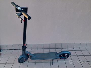 Monopattino Eelttrico con frecce