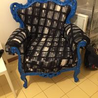 Poltrona tipo Queen of Love in stoffa