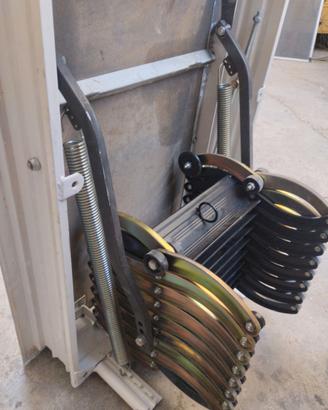 Scala a pantografo con botola da soffitto