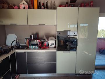 Cucina angolare in vetro lucido