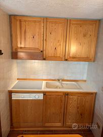 Cucina di falegnameria in pino