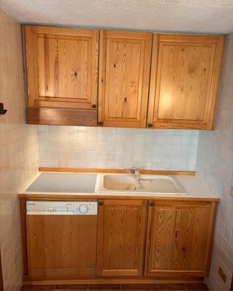 Cucina di falegnameria in pino