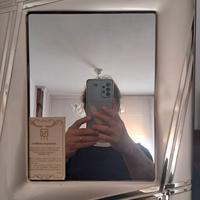 specchio con cornice argentata