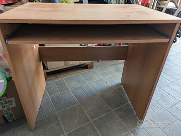 Scrivania con ripiano estraibile