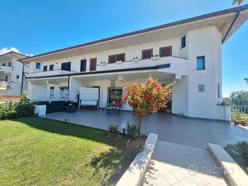 VILLA con giardino e piscina - PONTE (BN)