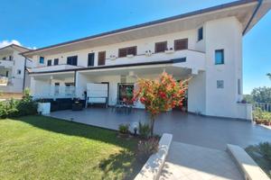 VILLA con giardino e piscina - PONTE (BN)