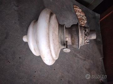 antica lampada  vintage ad olio in vetro opalino