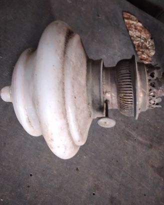 antica lampada  vintage ad olio in vetro opalino