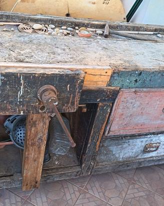Bancone da falegname in legno massello con morsa
