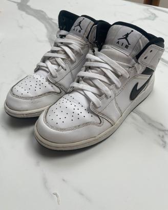 Nike Air Jordan 38.5 bianche e nere
