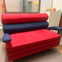 Divano due posti blu e rosso moderno e originale