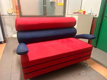 Divano due posti blu e rosso moderno e originale