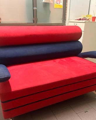Divano due posti blu e rosso moderno e originale
