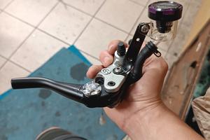 pinza e pompa con spostapinza per tm