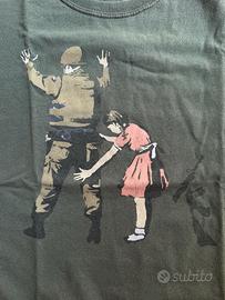 T-shirt Banksy Girl Frisking Soldier Gildan S