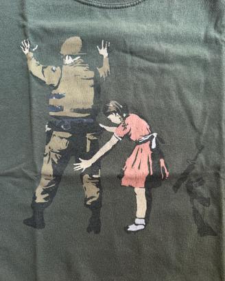 T-shirt Banksy Girl Frisking Soldier Gildan S