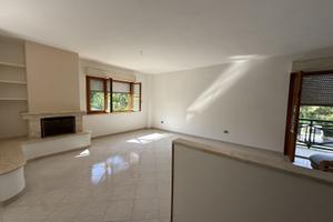 AC928 - Ampio e luminoso appartamento con giardino