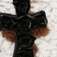 collana con croce e rose nera più orecchini