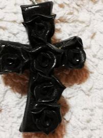 collana con croce e rose nera più orecchini