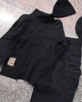 giubba e  pantaloni ed accessori neri warrior