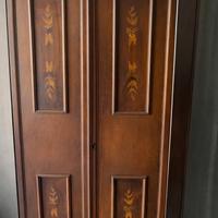 Armadio classico con intarsi floreali
