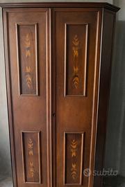 Armadio classico con intarsi floreali