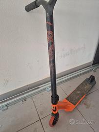 monopattino a spinta con casco 