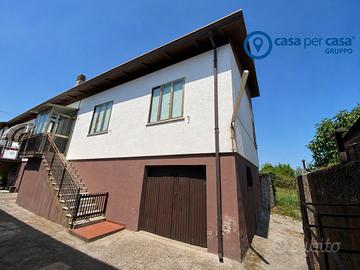 Villetta a schiera di Testa con garage e giardino
