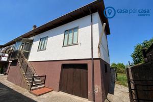 Villetta a schiera di Testa con garage e giardino