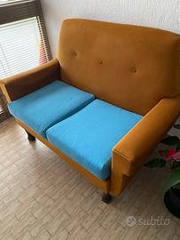 divanetto due posti e poltrona