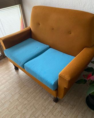 divanetto due posti e poltrona