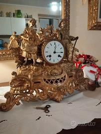 Antico orologio da tavolo/camino in zama dorato 