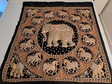 Grande arazzo/batik orientale ricamato con elefant
