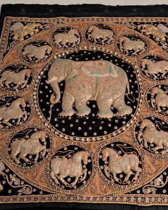 Grande arazzo/batik orientale ricamato con elefant