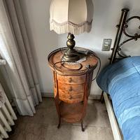2 Comò in legno+ 2 lampade