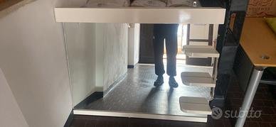 Specchiera con ripiani e luci