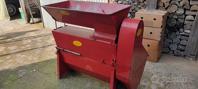 Macchina pigiatrice e diraspatrice