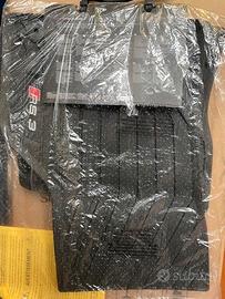 Kit tappeti gomma anteriori A3 con scritta RS3