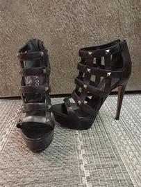 Stivaletti Tronchetti aperti borchiati colore nero